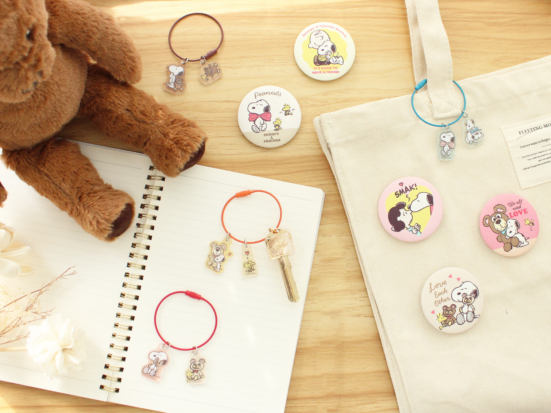 「シークレット2チャームキーリング」（各825円）、「シークレットキャンバス風缶バッジ」（各660円）