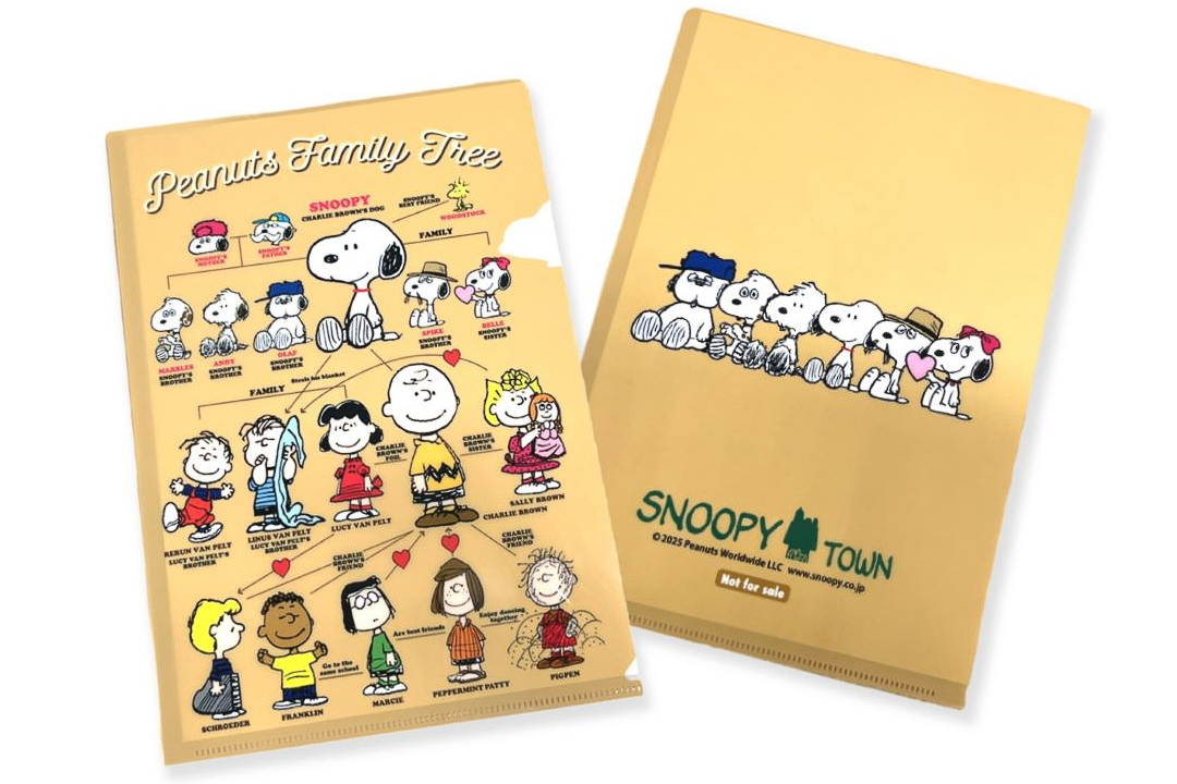 「PEANUTS」のスヌーピーと仲間たちの相関図をデザインしたクリアファイル