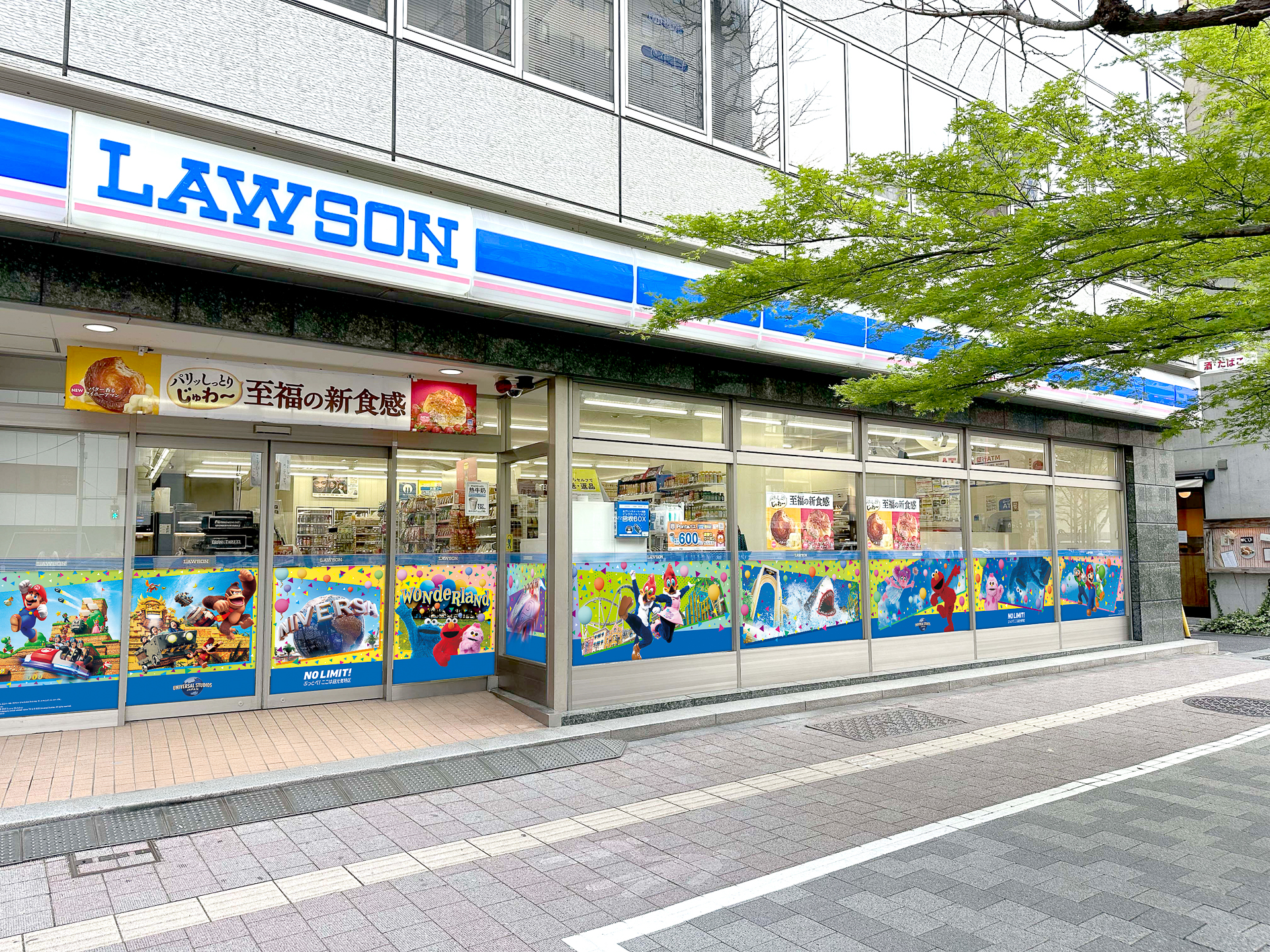 ローソンがドンキーコングやディディーコング、マリオやマリオの仲間たち、ウッディー・ウッドペッカー、セサミストリートの仲間たちのラッピング店舗に