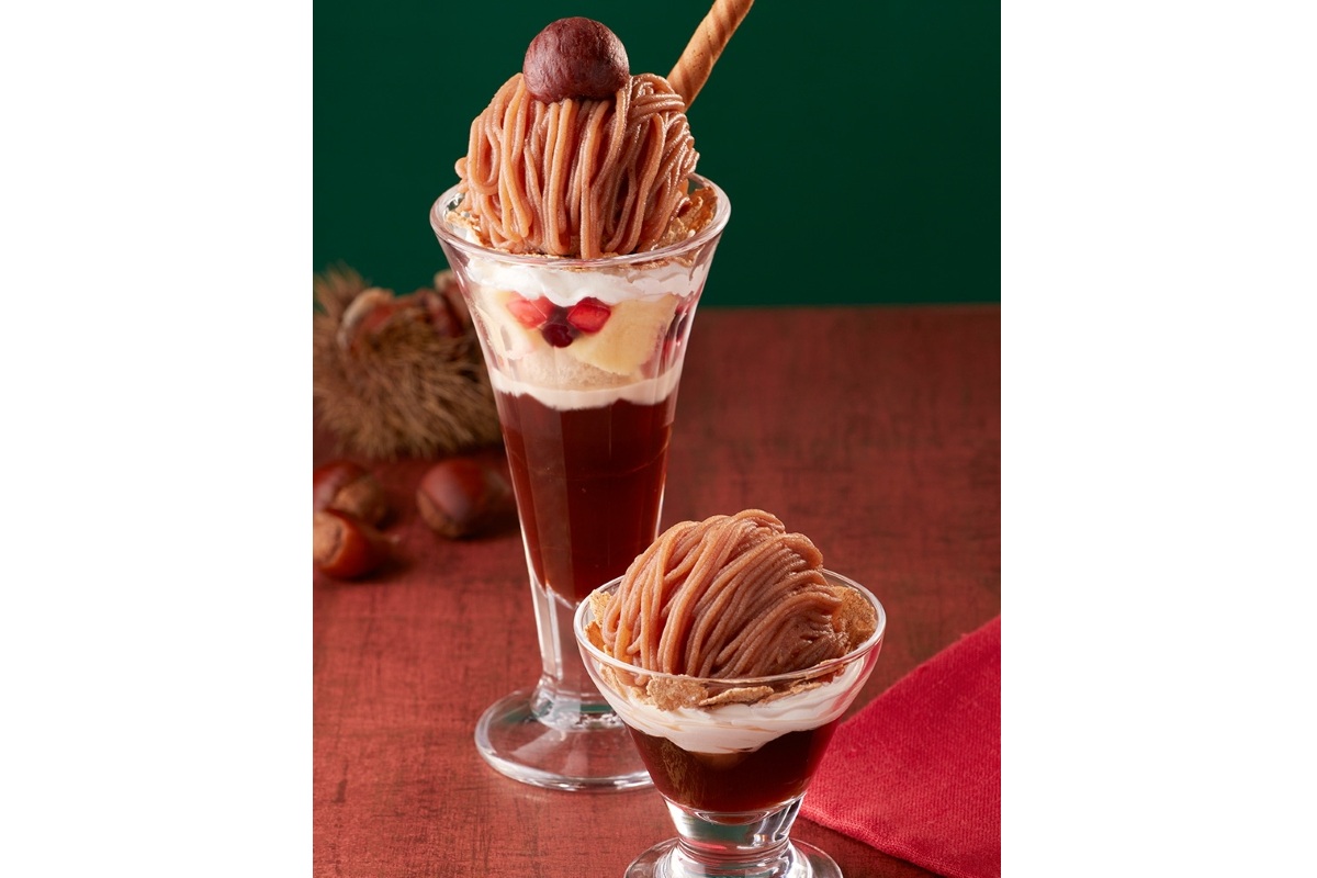 ちょっと大人の秋色モンブランパフェ（左）と小さな秋のモンブラン（右）