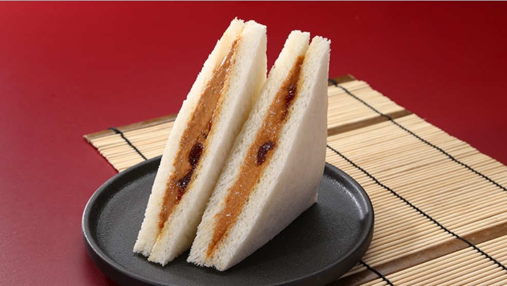 「桔梗屋監修 黒みつきなこサンド」（397円）