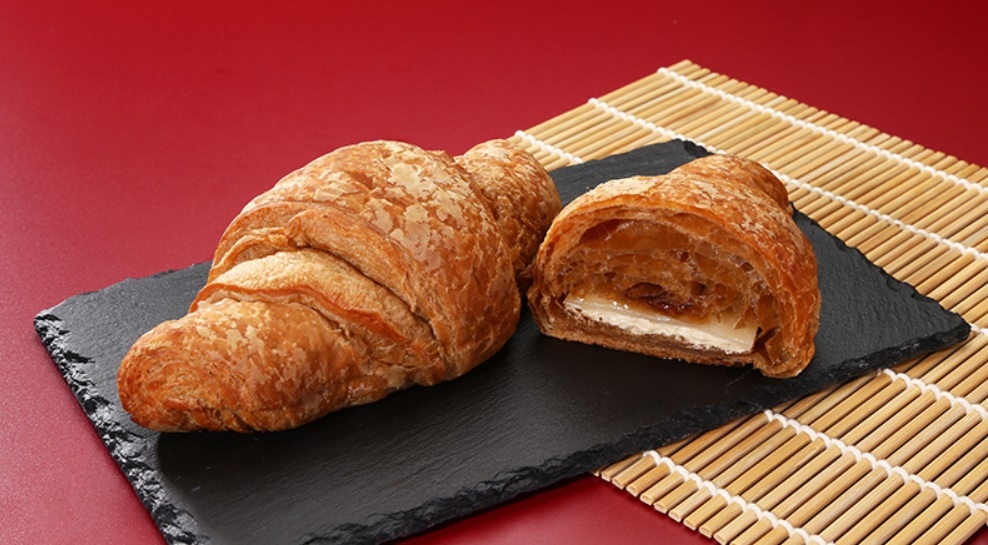 「桔梗屋監修 クロワッサン（黒みつ＆きなこホイップ＆求肥）」（181円）