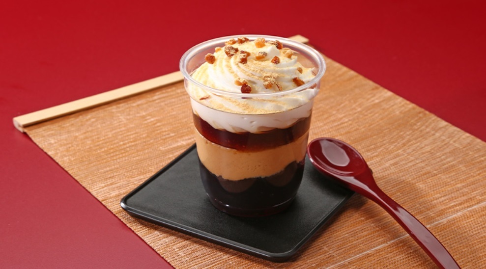 「桔梗屋監修 ひんやり黒みつきなこの和ぱふぇ」（313円）