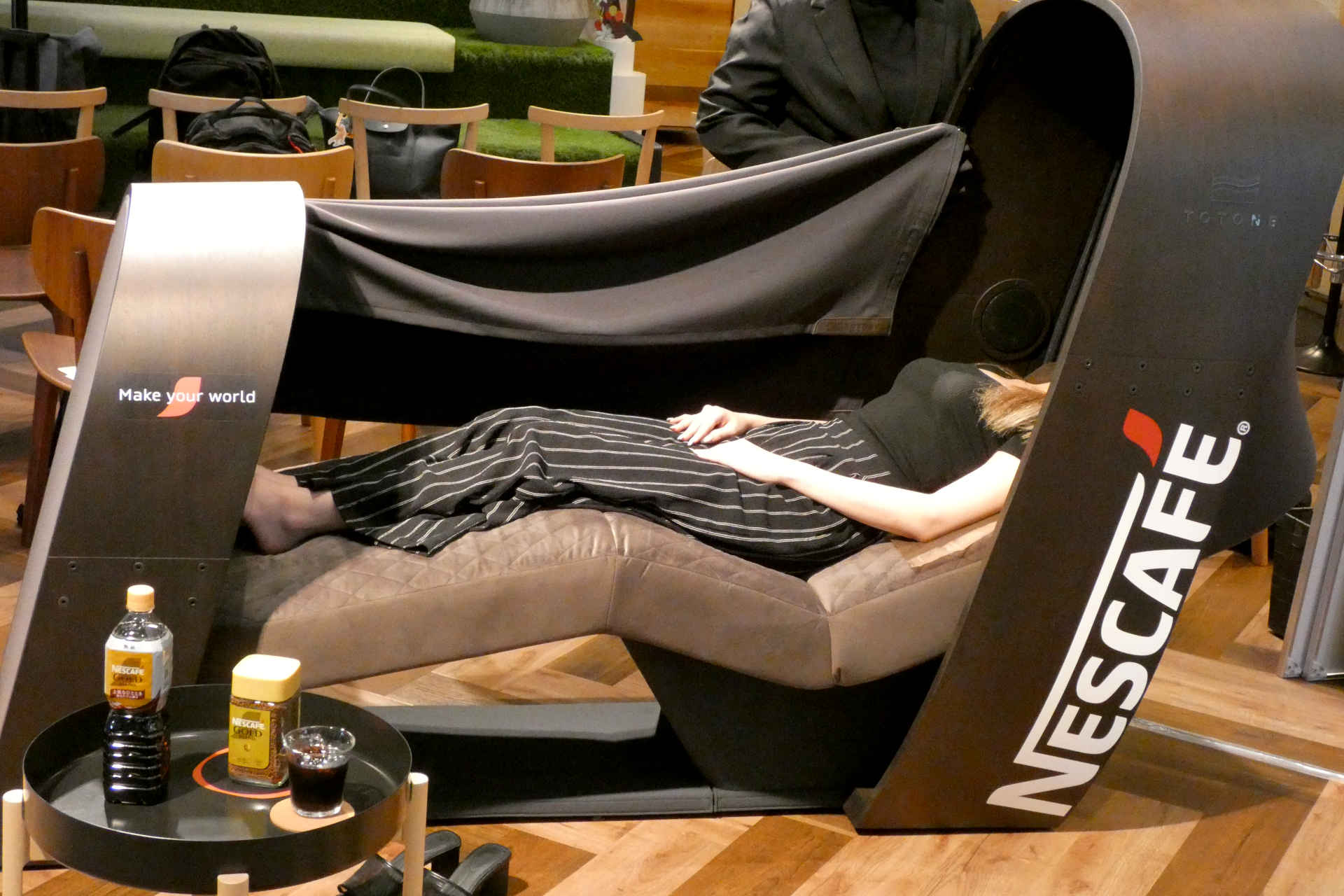 スタートするとシートがゆっくりとリクライニングし、スピーカーからリラックスできる音楽が流れる