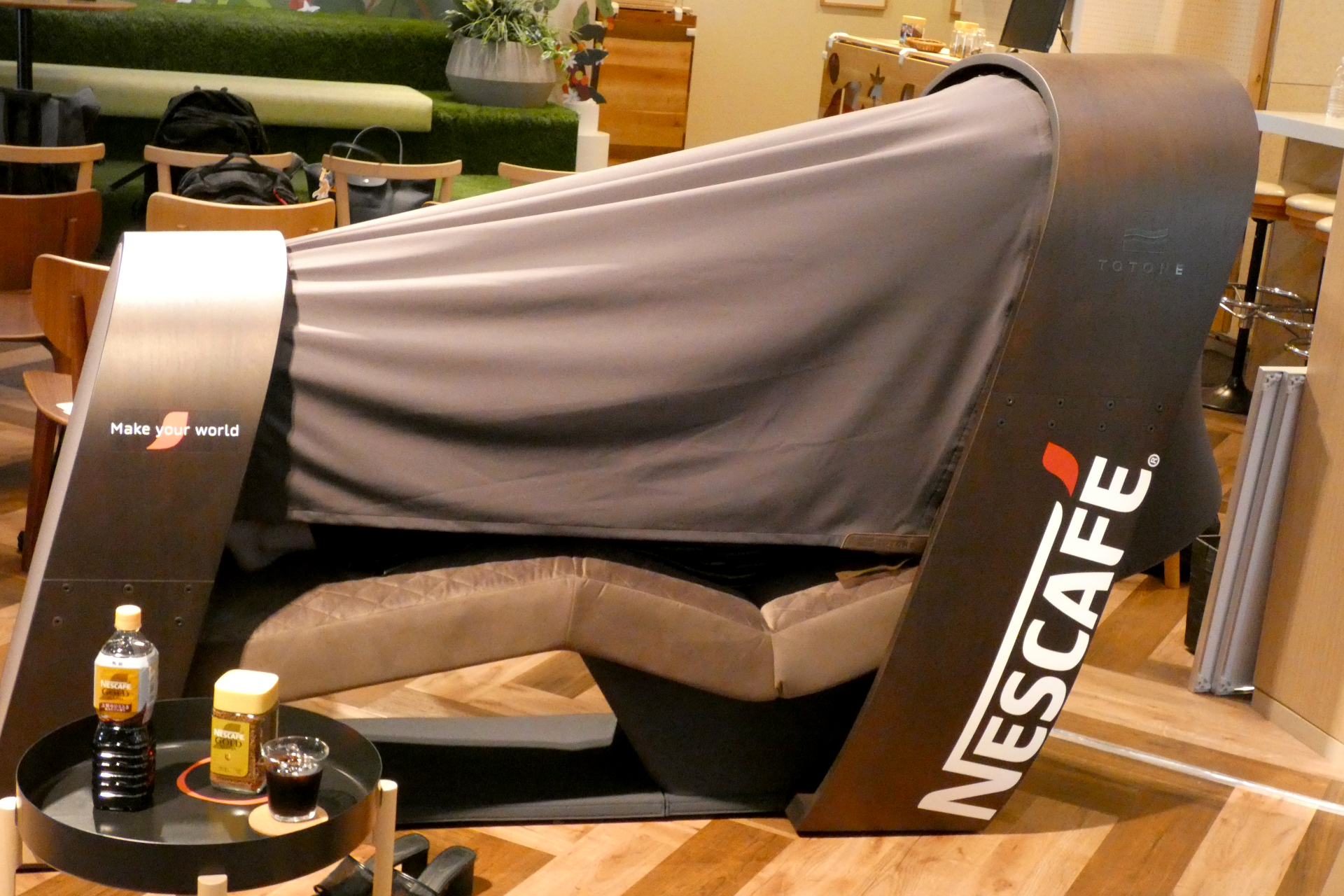 カーテンを閉めれば、快適な仮眠空間となる