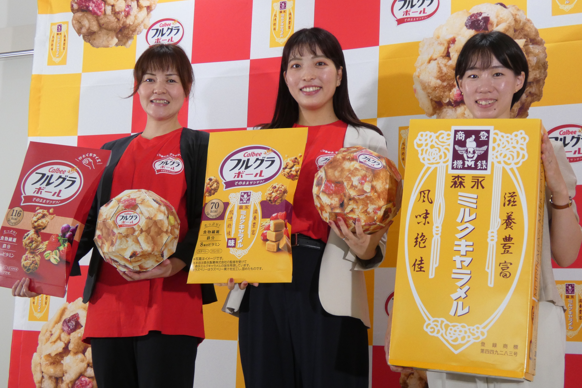 （左から）カルビー ジャパンリージョン マーケティング本部 シリアル部 フルグラチーム ブランドマネジャーの大本都子氏、同フルグラチームの寺澤妃奈乃氏、森永製菓 マーケティング本部 菓子マーケティング部 キャラメル・キャンディカテゴリー担当の伊東恵梨子氏