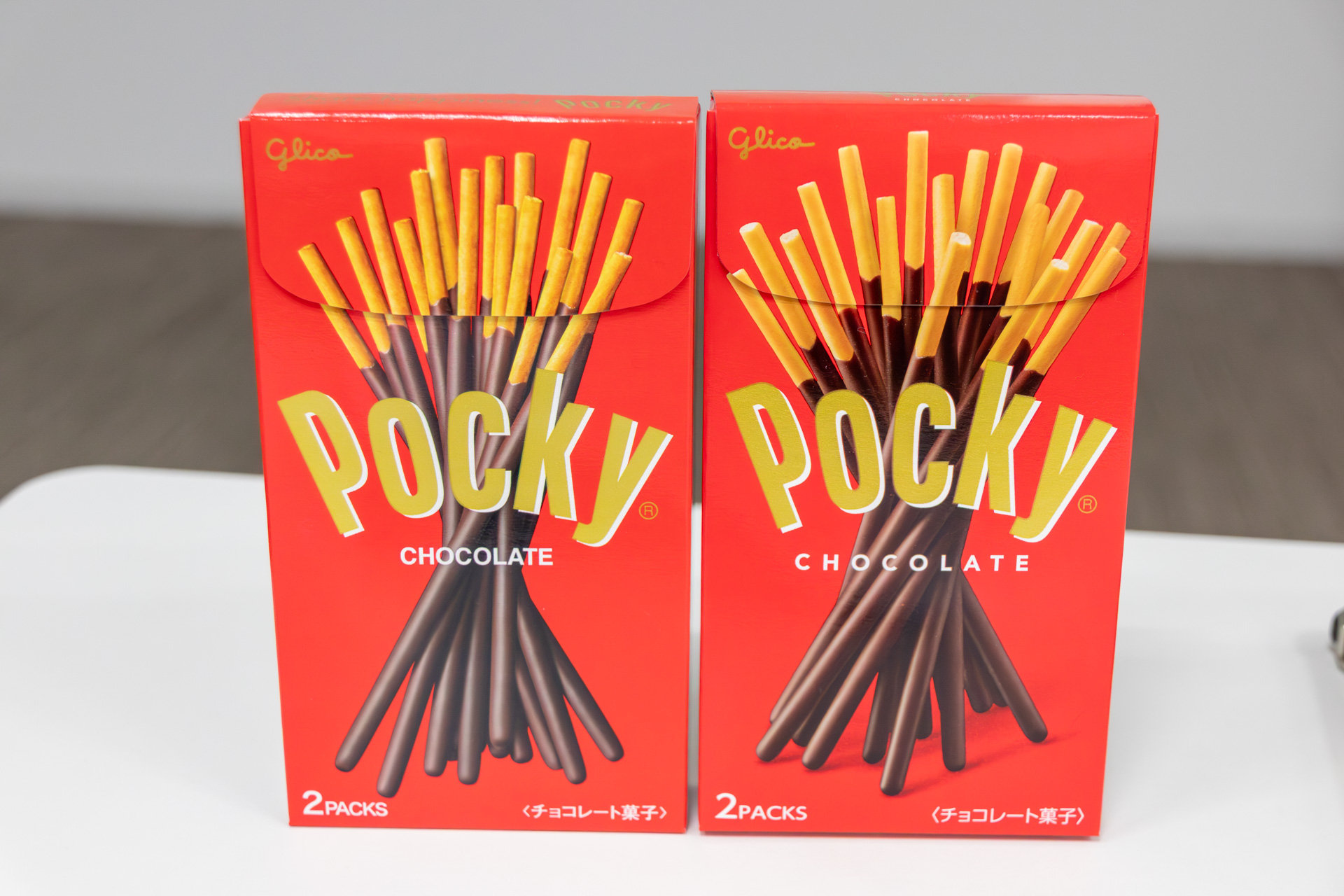 左が現行商品で、右がリニューアルしたもの。新しいパッケージは「CHOCOLATE」の文字間隔がやや広くなり、ポッキーの写真も1本1本が分かりやすいアングルになっている