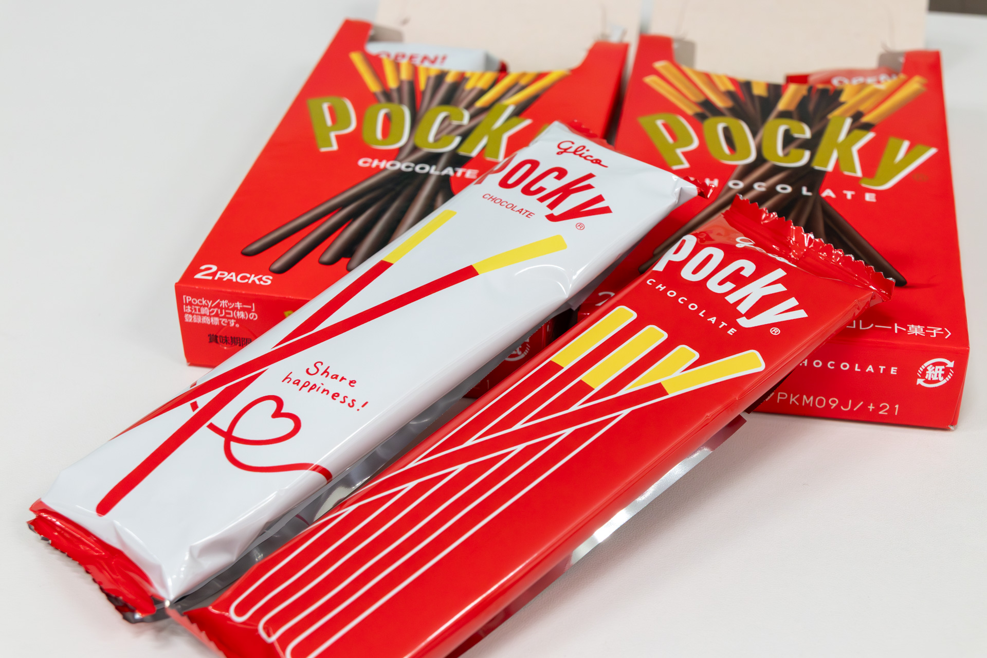 現行商品（左）とリニューアルしたポッキー（右）を食べ比べてみた