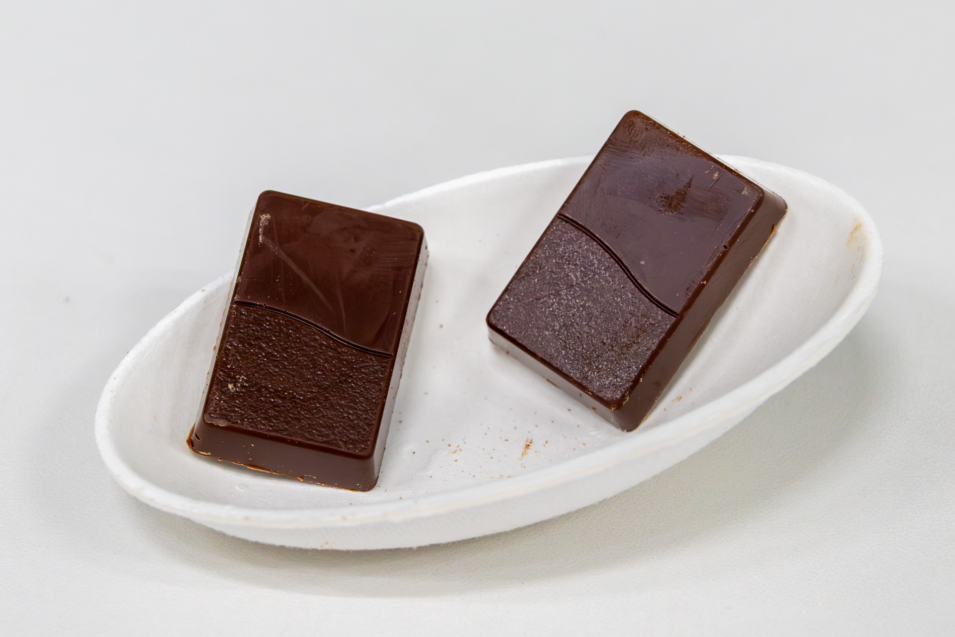 違いが分かるように特別に用意されたポッキーに使われているチョコレートとプレッツェル