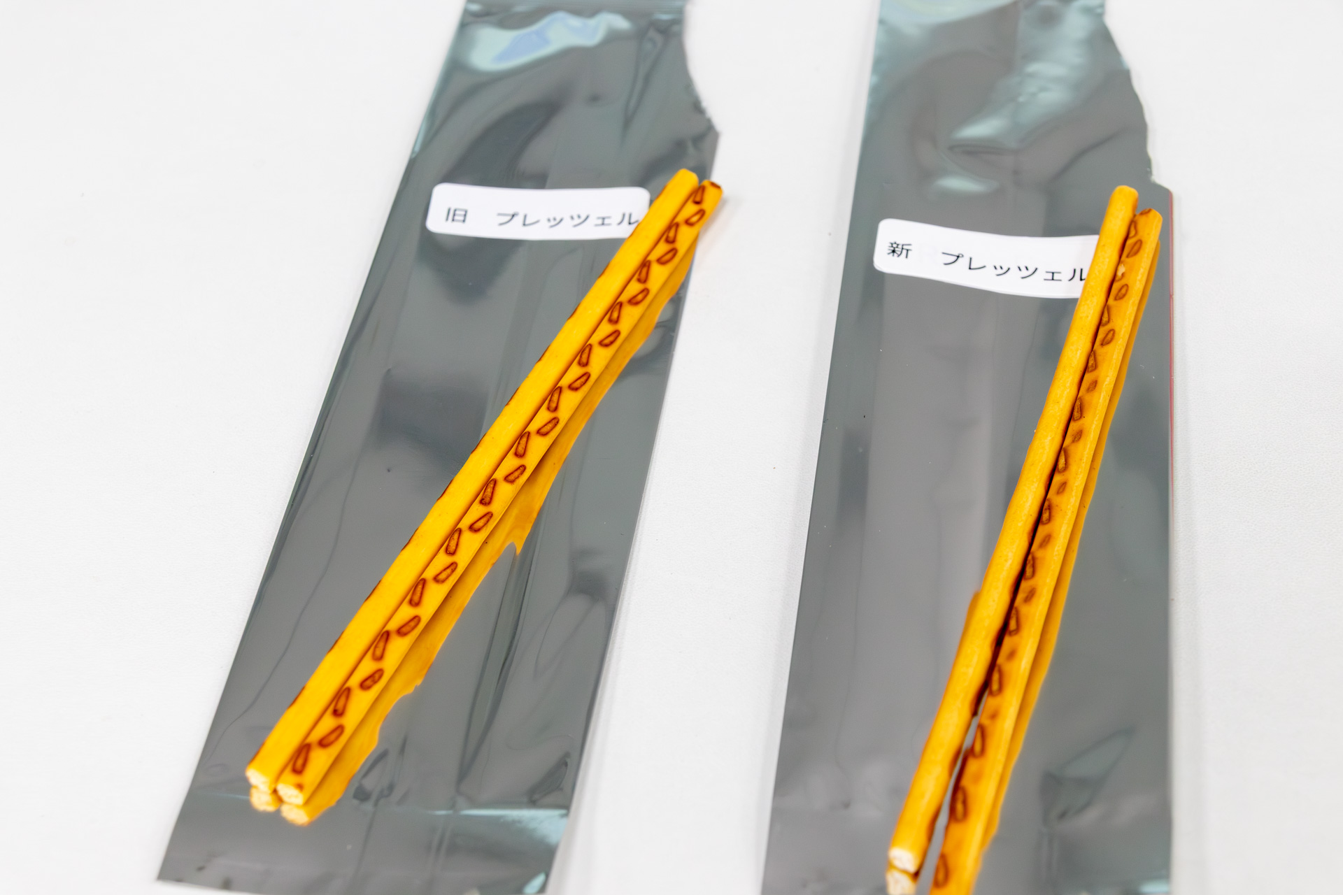 違いが分かるように特別に用意されたポッキーに使われているチョコレートとプレッツェル