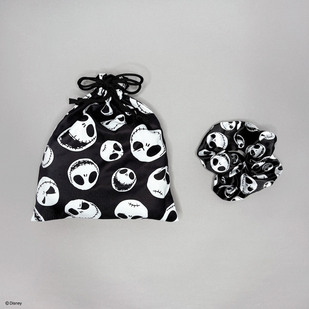 「巾着ポーチ」（330円）と「シュシュ」（110円）