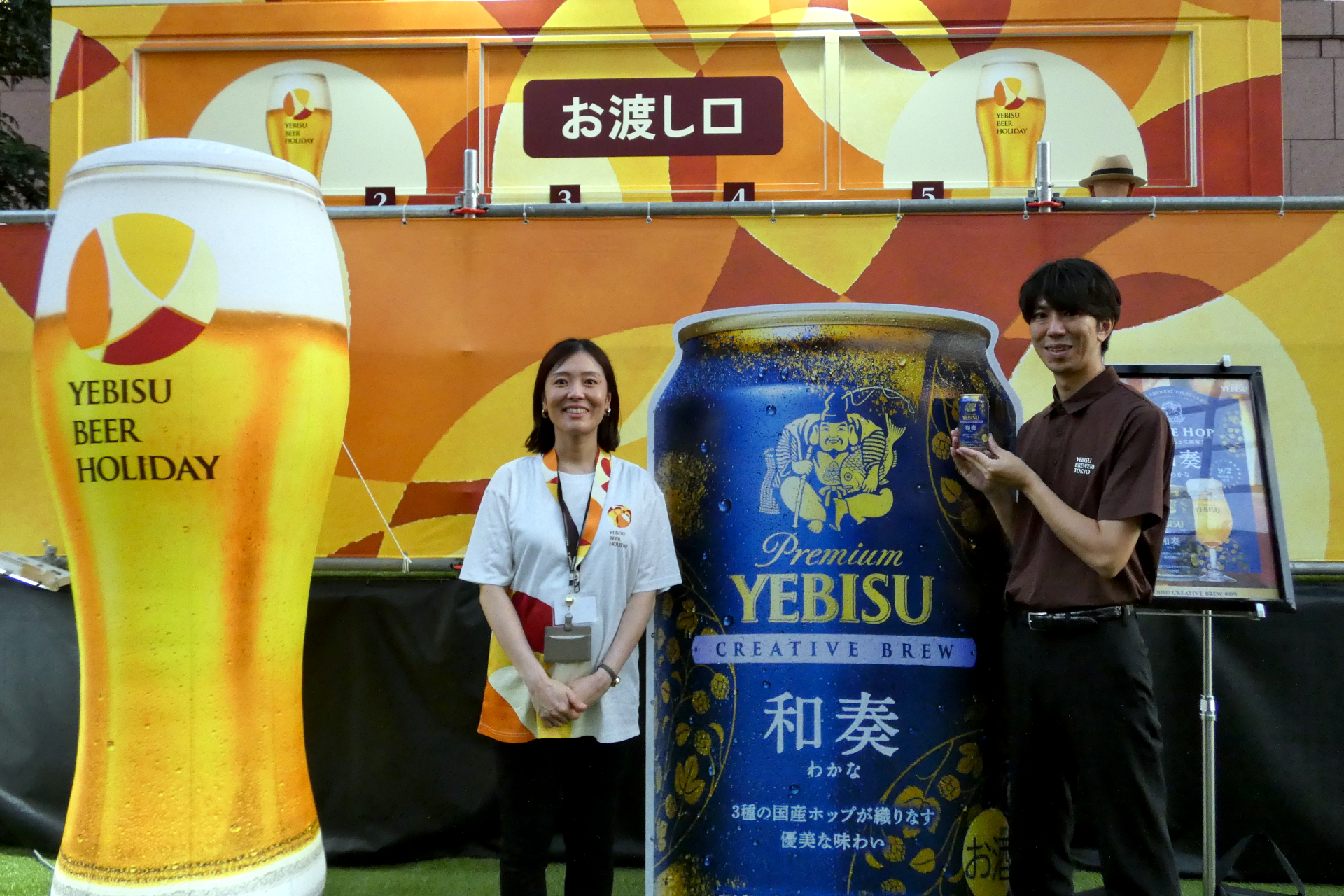 マーケティング本部 ビール＆RTD事業部 ヱビスブランドグループ ヱビスブランド ブランドマネージャーの沖井尊子氏（左）とマーケティング本部 ビール＆RTD事業部 ヱビスブランドグループ Chief Experience Brewerの有友亮太氏（右）