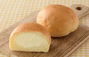 ローソン「クリームたっぷり！ふわもち冷やしクリームパン（カスタードホイップ）」（181円）