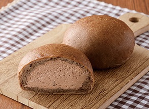 「クリームたっぷり！ふわもち冷やしクリームパンチョコホイップ（生チョコ入り）」（192円）