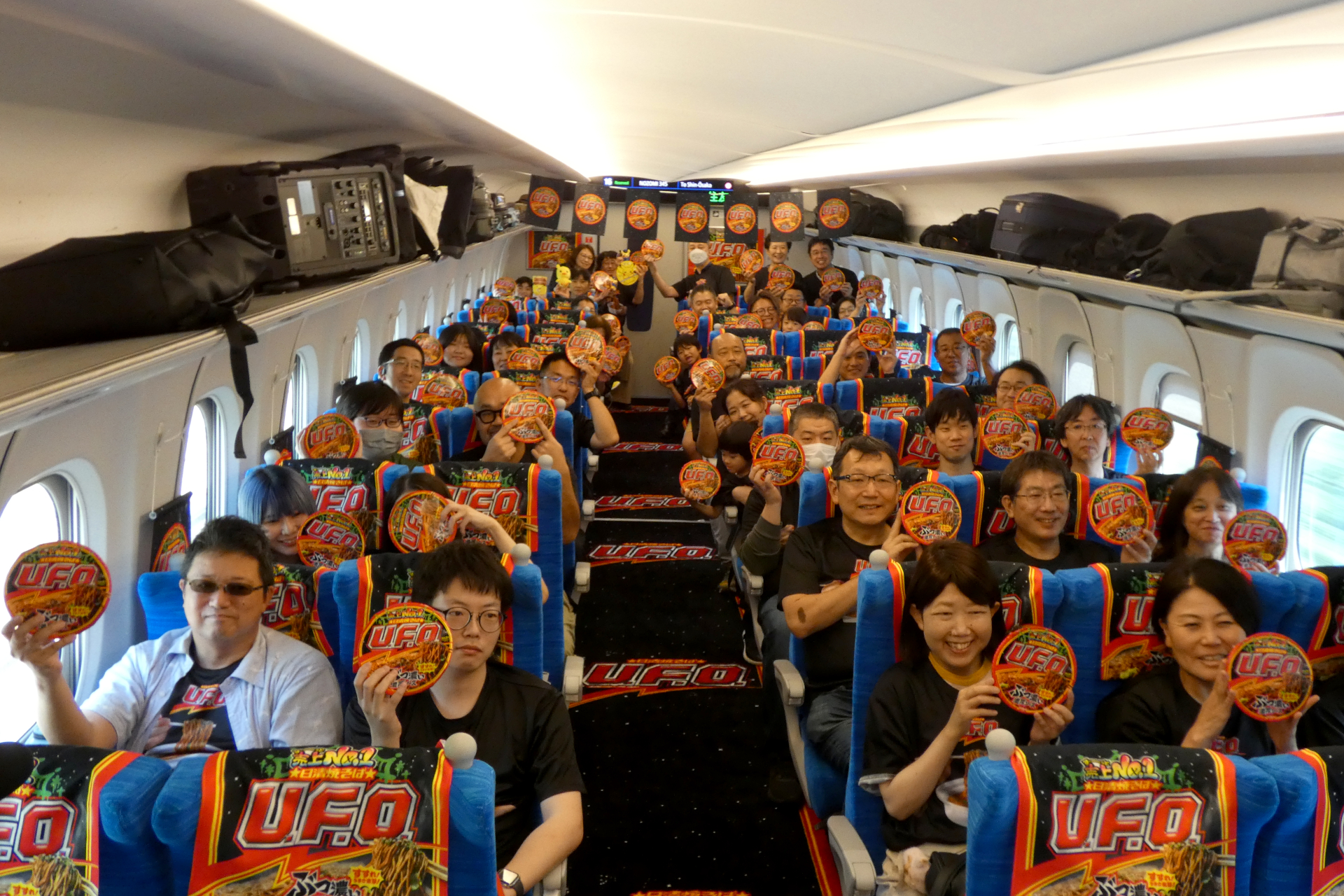 「日清焼そばU.F.O. ソースエクスプレス」の車内