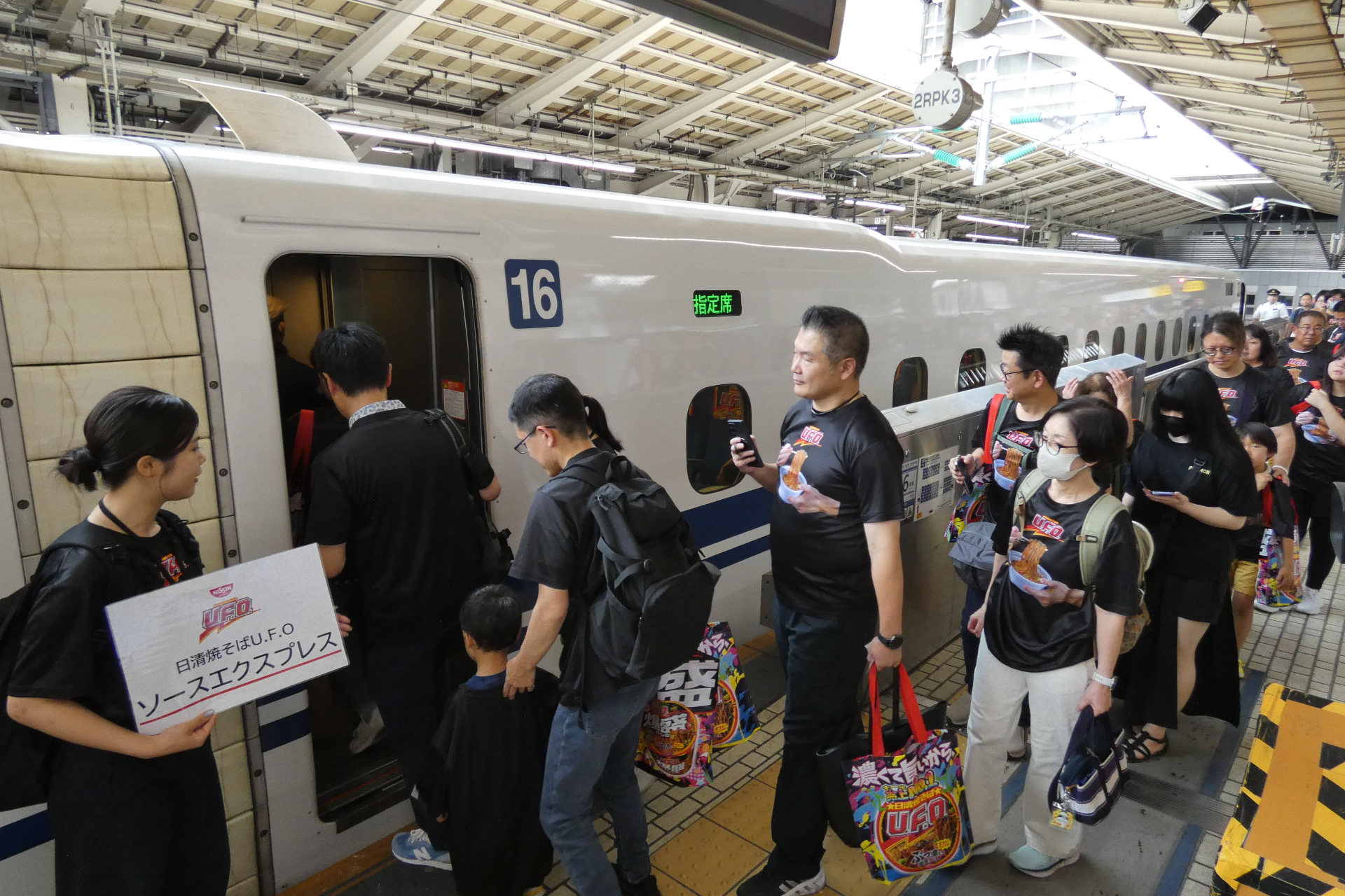 11時18分発の「のぞみ345号」の16号車がソースエクスプレス仕様となった