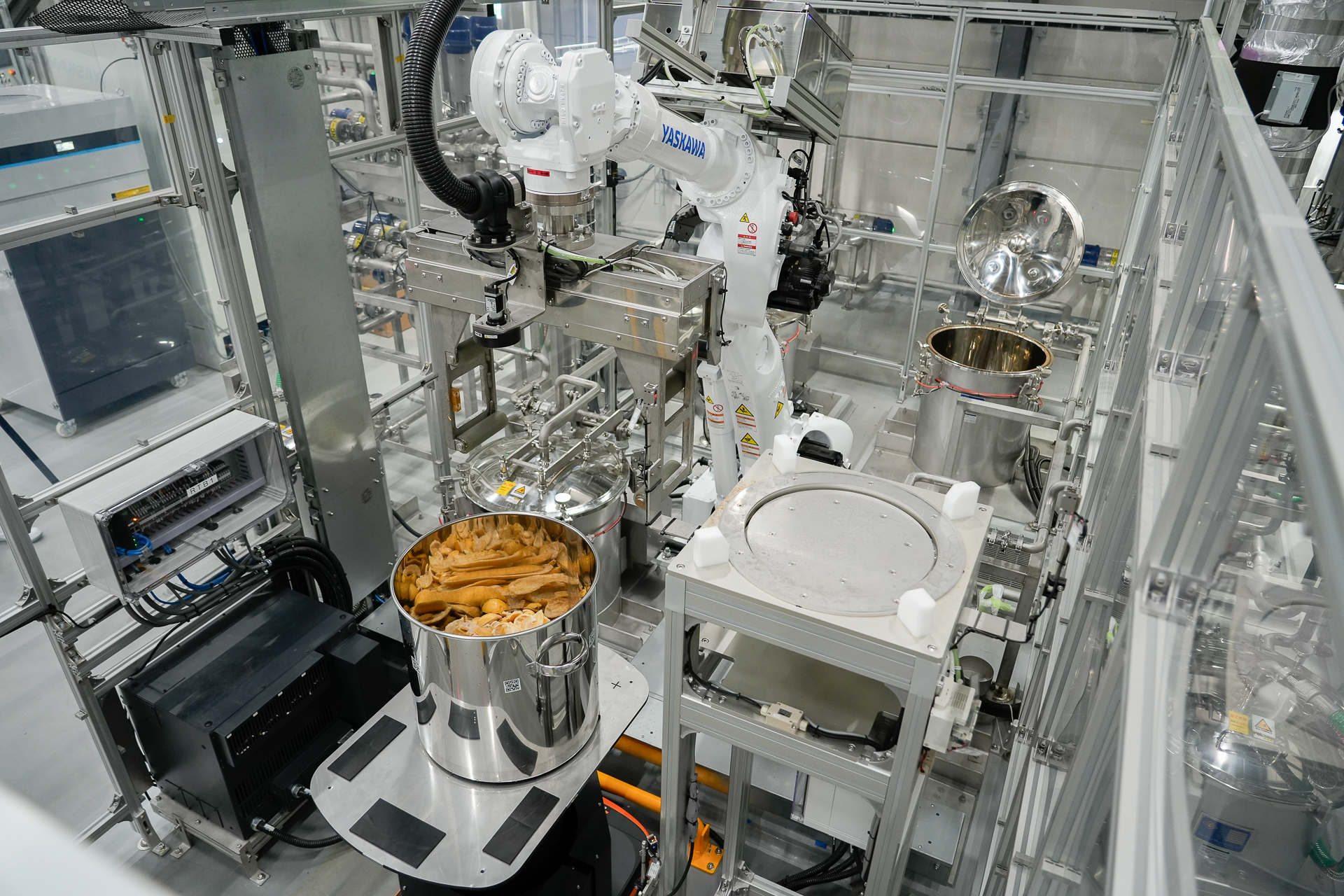 サントリー大阪工場の「スピリッツ・リキュール工房」でハンドリング自動化（写真提供：サントリー）