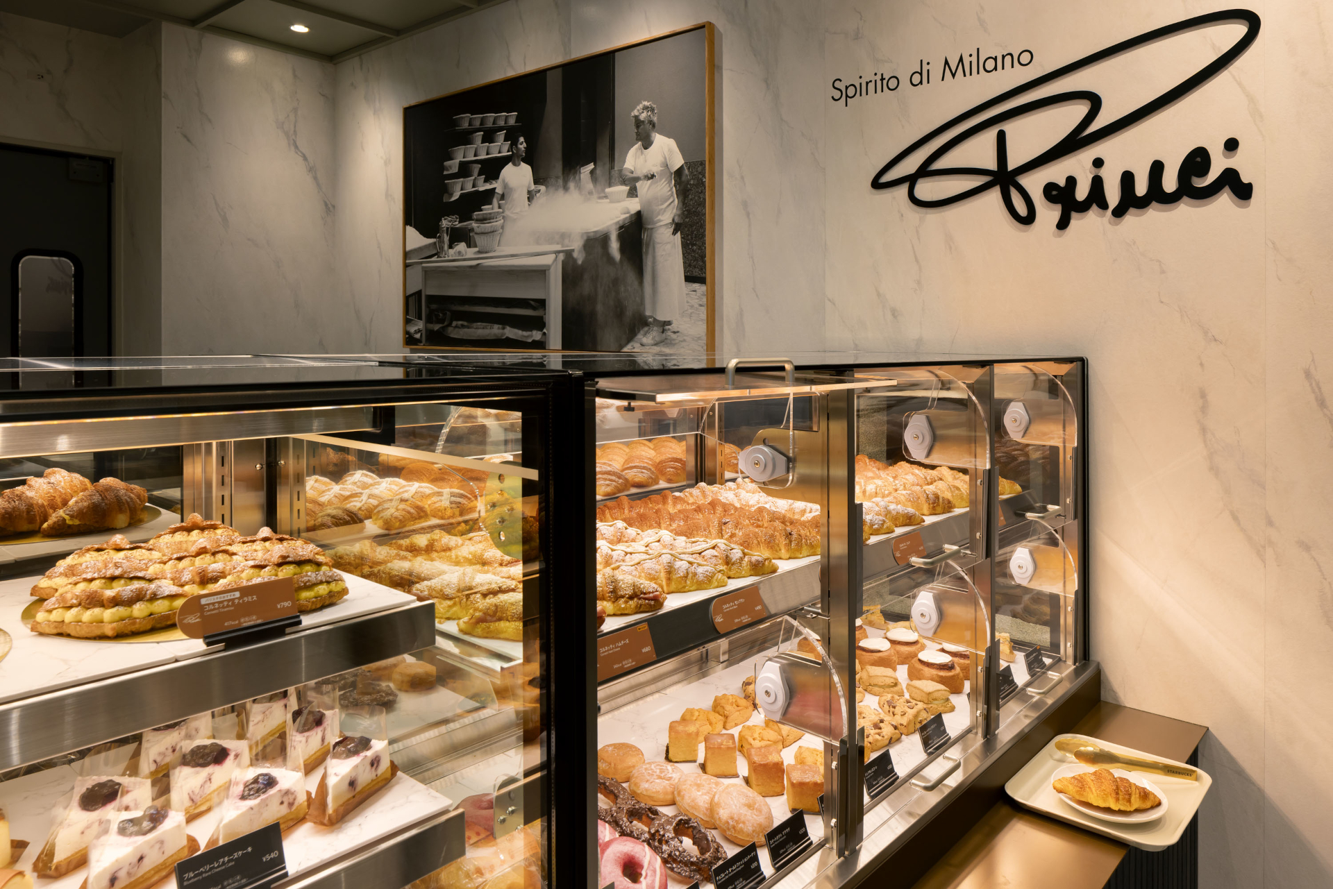 フードは自分でトレーに乗せるスタイル