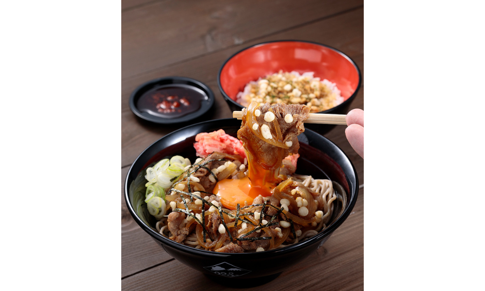 鳥羽周作シェフ監修「月見うま肉そば」とうまたぬきめしのセット