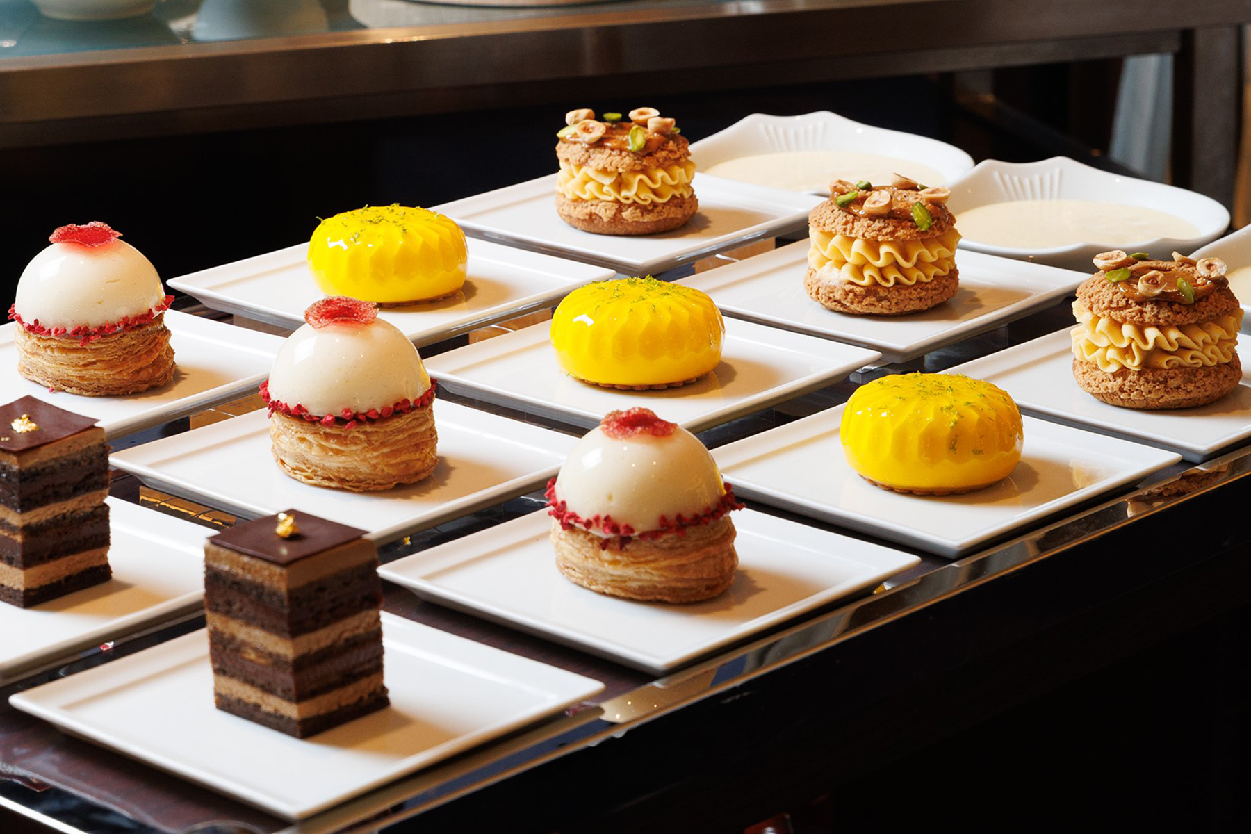 ワゴンに並ぶ至高のデザートコレクション