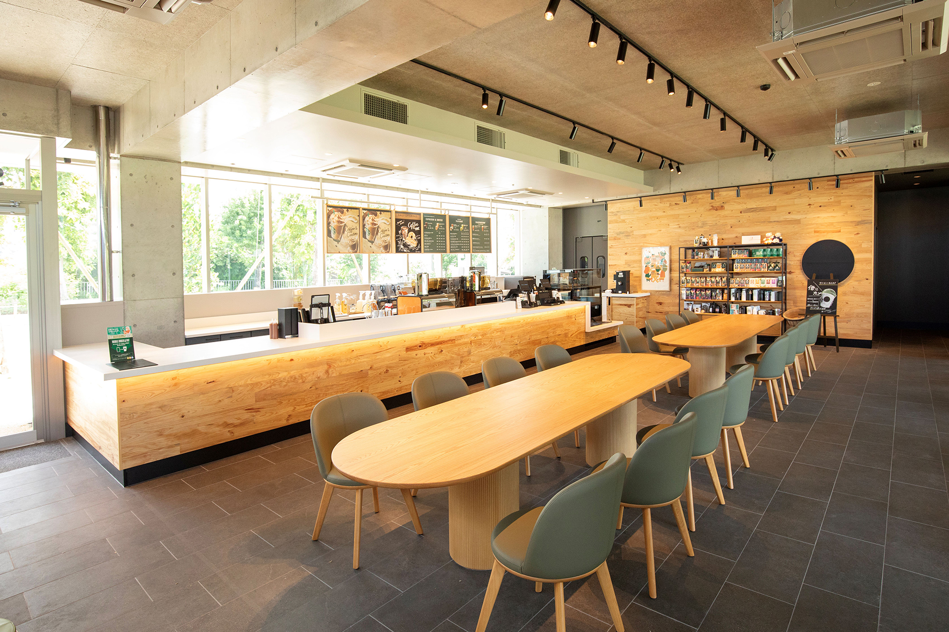 店内にはテーブル席やソファー席を用意