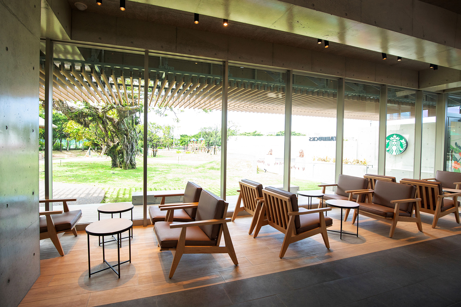 店内にはテーブル席やソファー席を用意