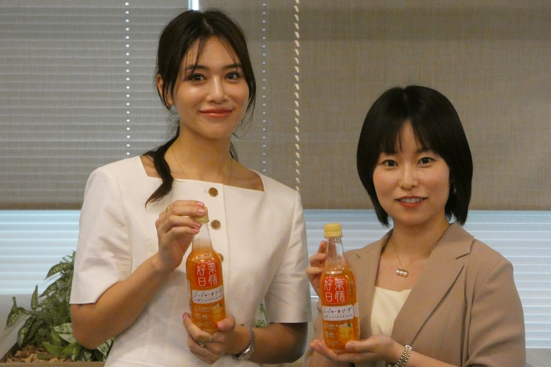 サントリー食品インターナショナル株式会社 ブランドマーケティング本部 矢野瑤子氏（右）とインフルエンサー 石井里奈さん（左）
