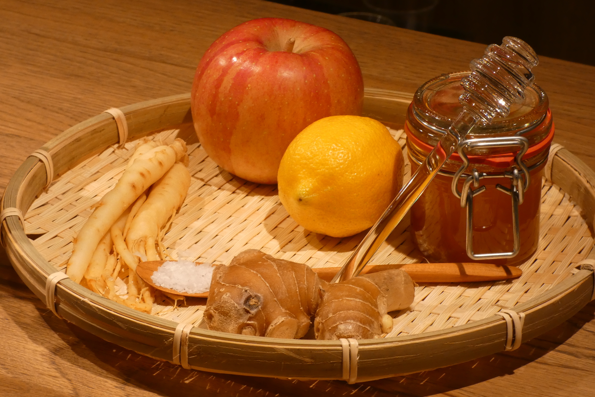 ショウガやリンゴ、レモン、蜂蜜を使用