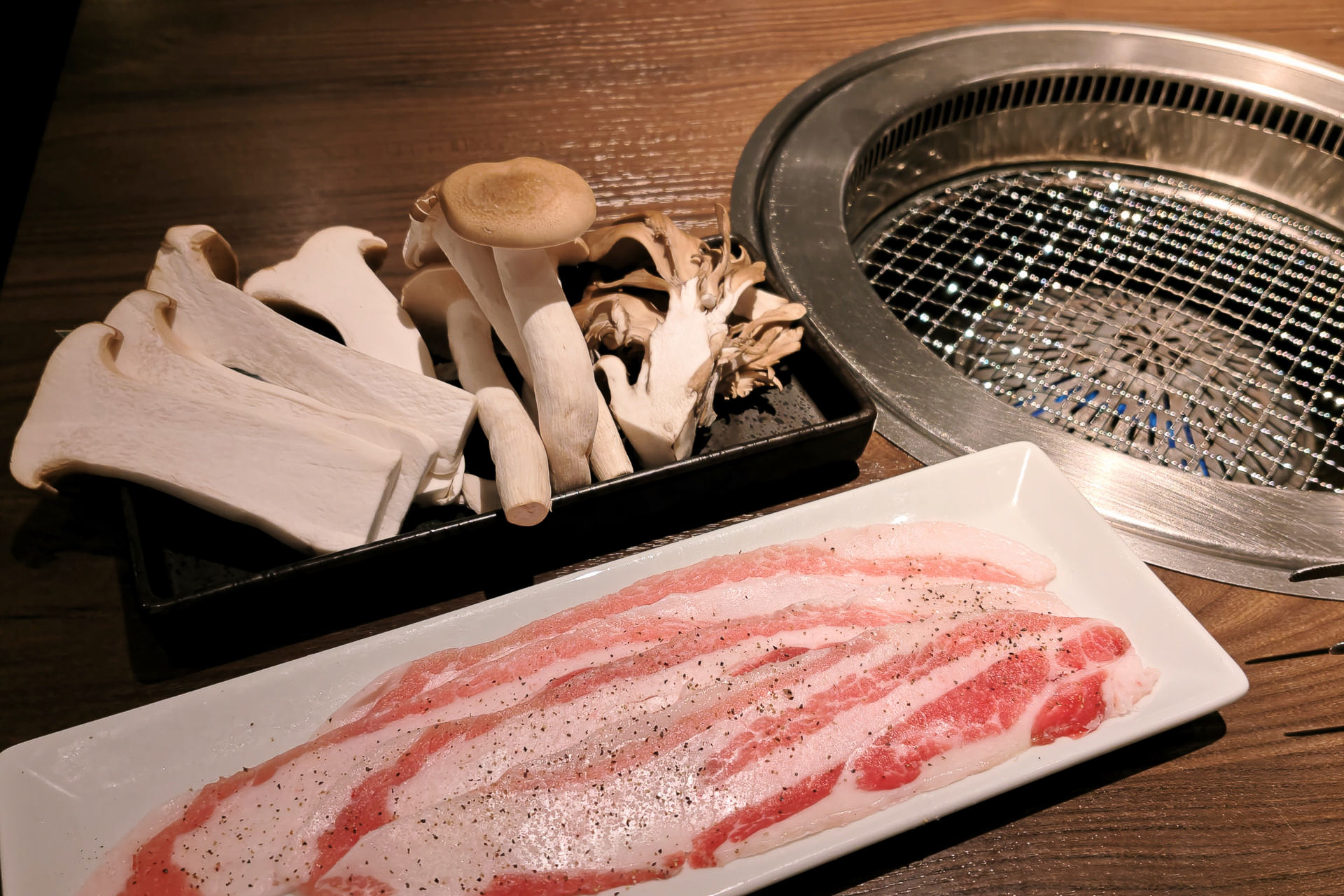 「秋の国産きのこ盛り」と「イベリコ豚カルビ」