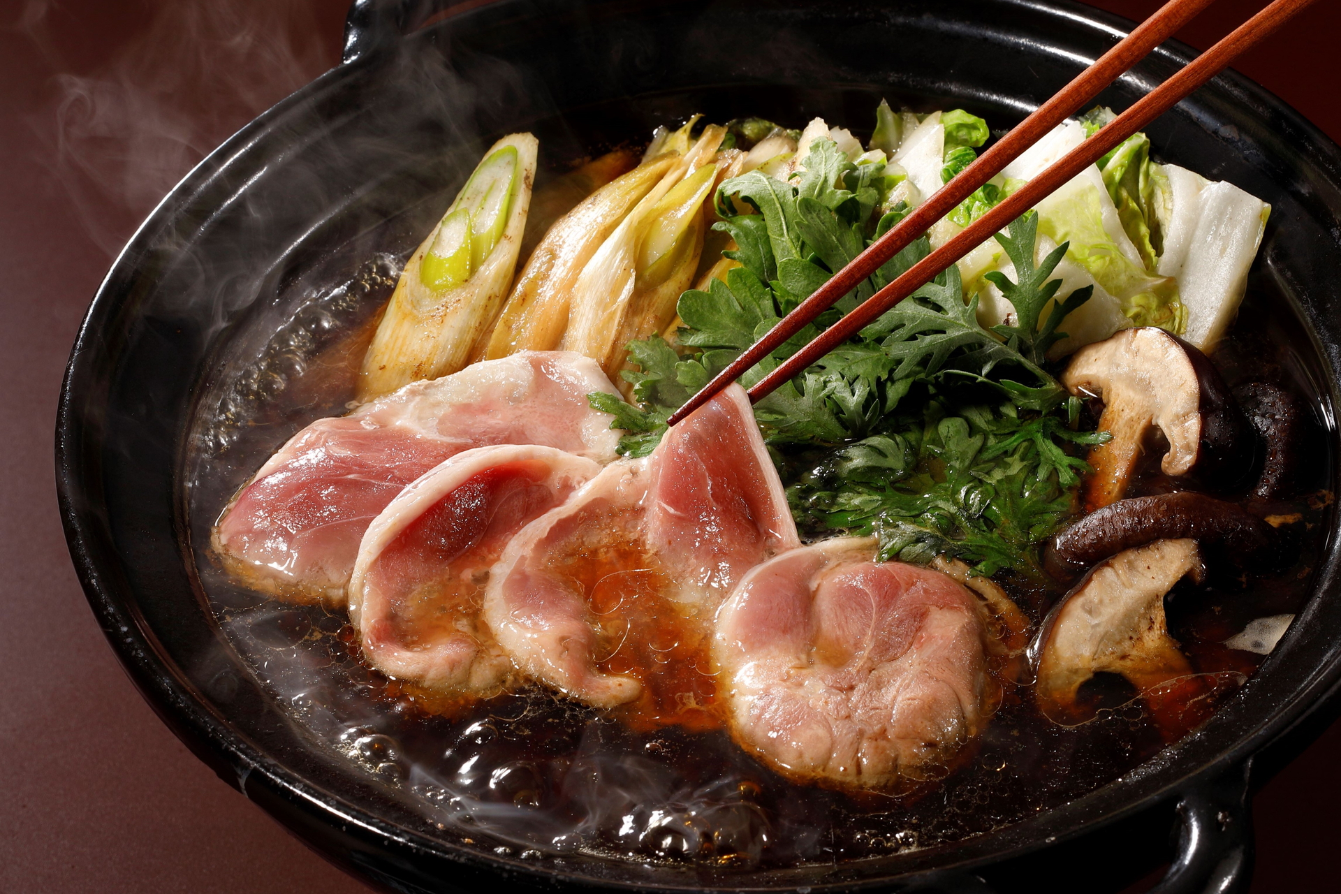 焦がし玉ねぎと鴨脂を入れた黒糖とたまり醬油のすき焼きだしの「鴨すき」