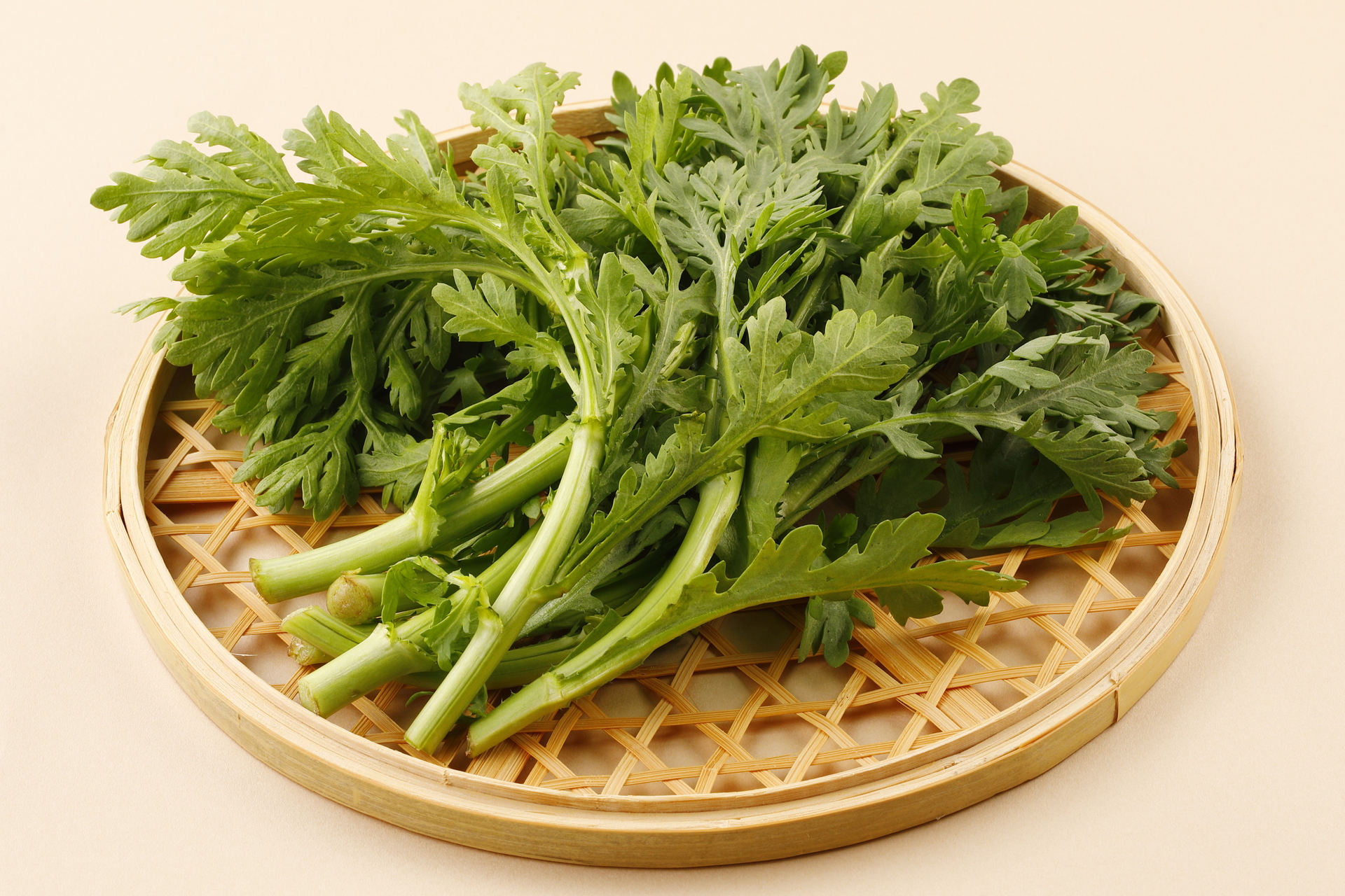 香りとほろ苦さが病みつきの「春菊」