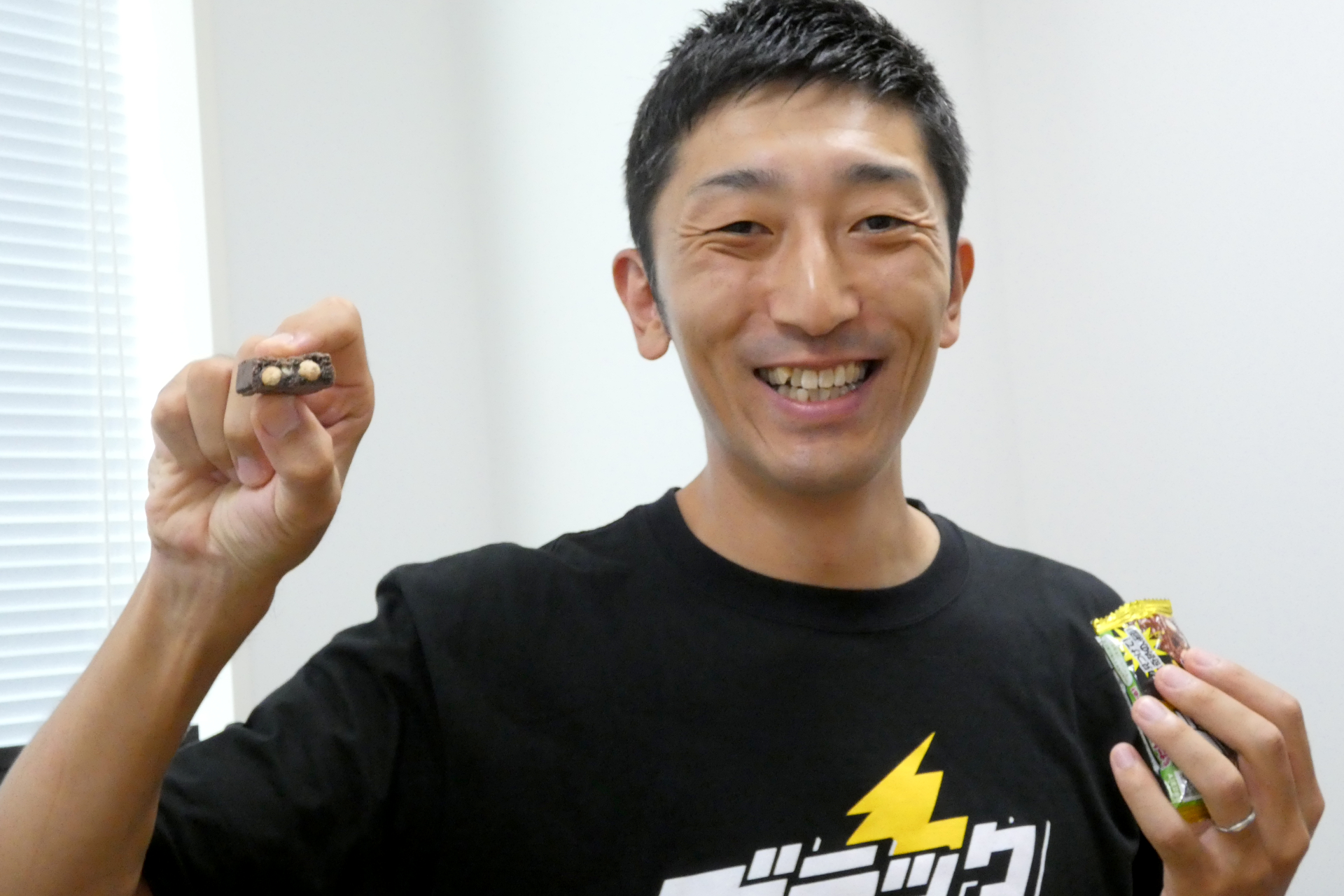 「ブラックサンダー断面モンスター」をアピールする河合辰信氏