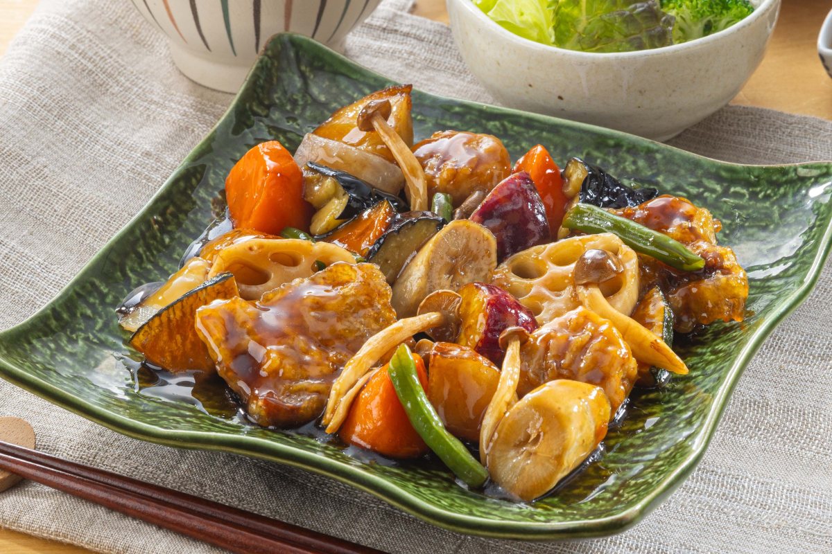 大戸屋「季節の野菜と豚と鶏つくねの黒酢あん」