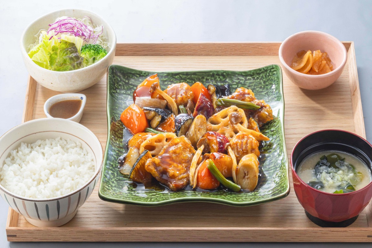 しめじやさつまいも、かぼちゃ、ごぼうなどが入った「季節の野菜と豚と鶏つくねの黒酢あん」