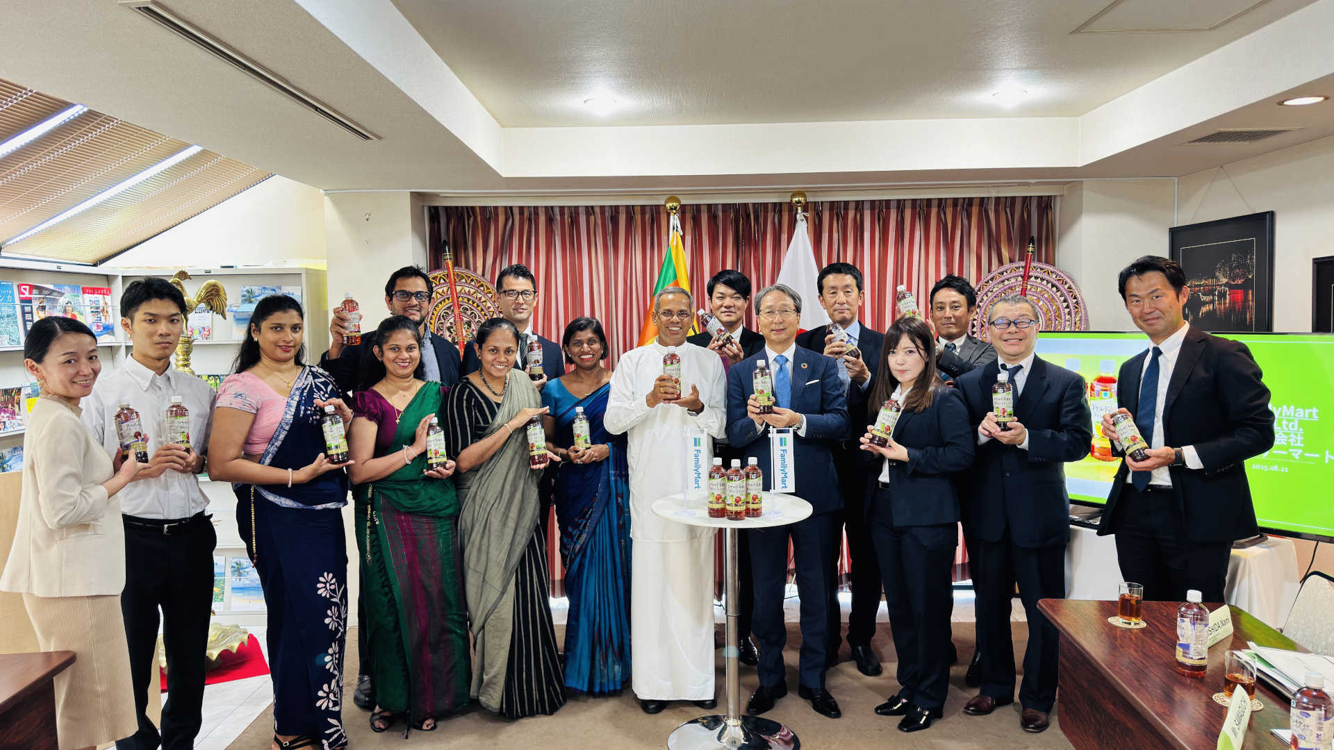 スリランカ大使館で振る舞われるAfternoon Tea監修ペットボトル飲料
