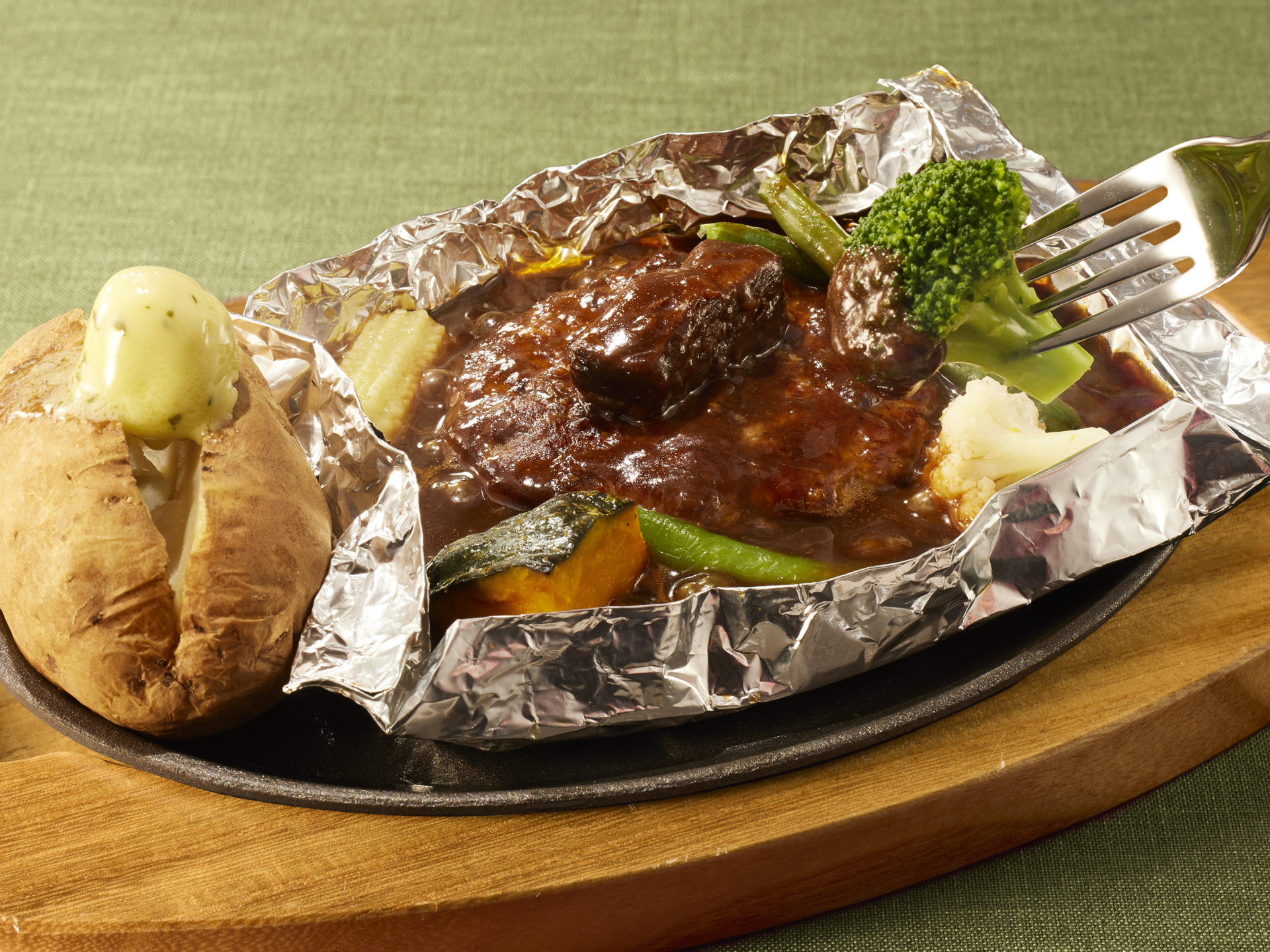 「温野菜の濃厚ビーフシチュー包み焼きハンバーグ 110g」（1155円）