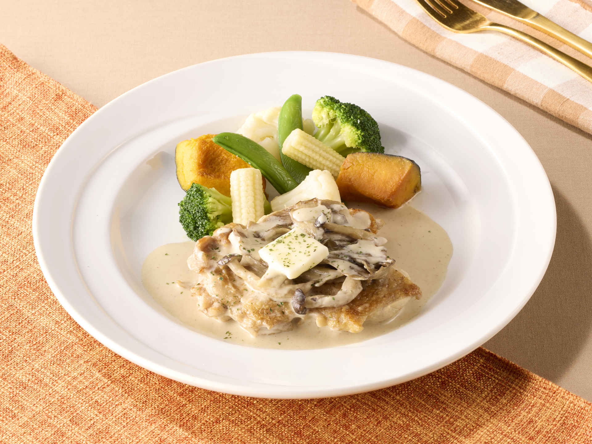 「きのこクリームのチキンステーキ」（979円）