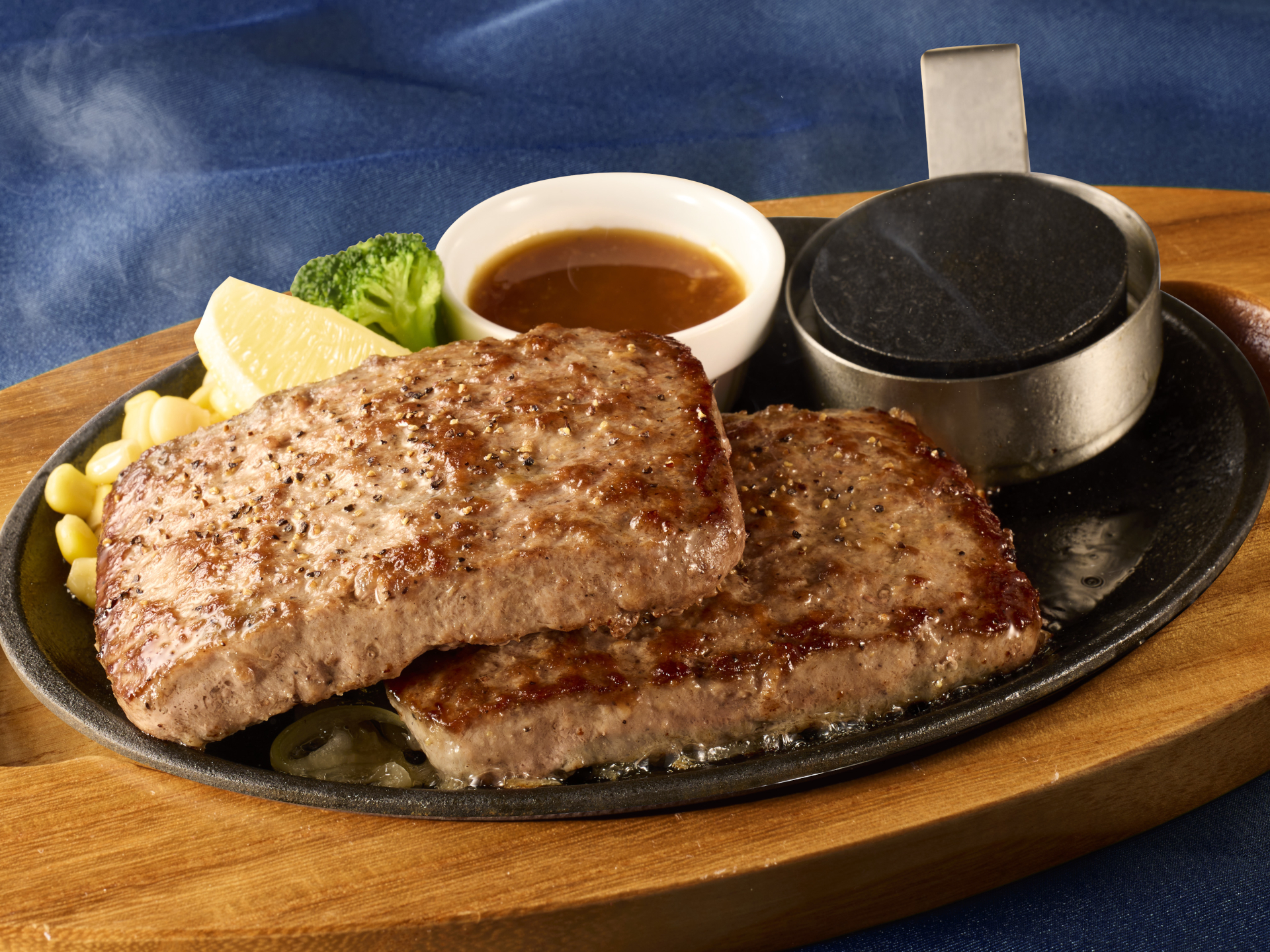 「ビーフハンバーグステーキ ダブル」（1749円）