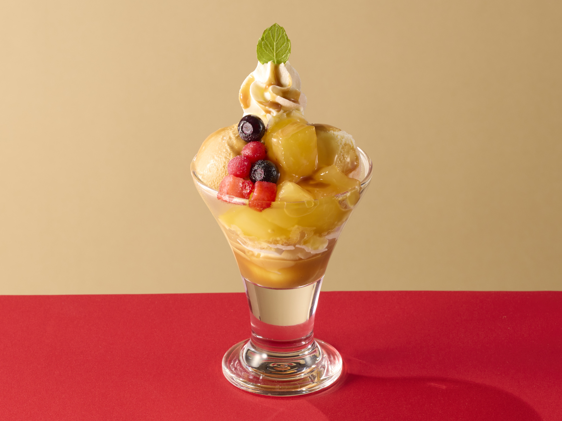 「りんごのミニ塩キャラメルパフェ」（495円）