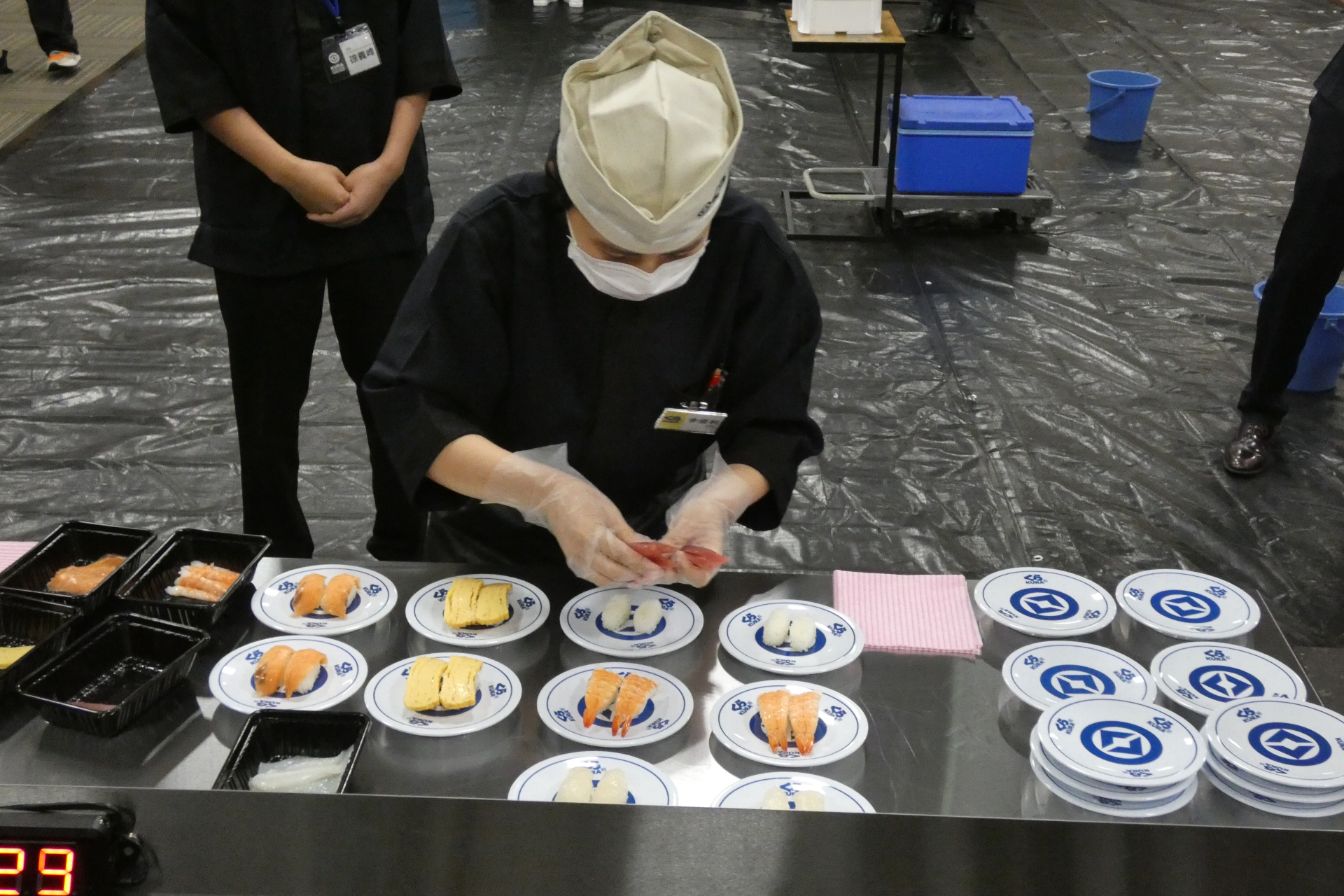 台湾代表。台湾と米国については、お持ち帰り用ではなく、通常のお皿でにぎりを作った