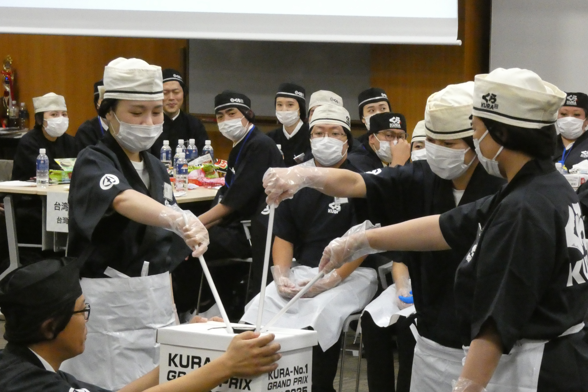 決勝のデザート部門は、くじ引きで新メニュー作りにぶっつけ本番で挑むことに