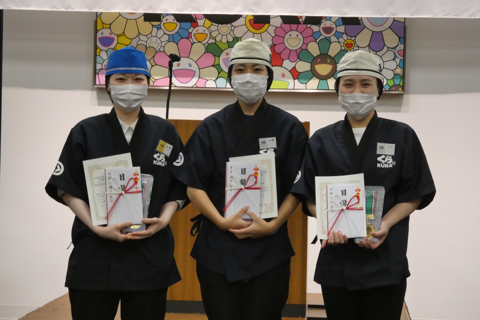 （左から）寿司製造部門でMVPを獲得した調布駅前店の佐藤愛華さん、ネタ切り部門でMVPを獲得した大蔵谷店の小西有佳さん、デザート部門でMVPを獲得した大蔵谷店のカオゴックビックハンさん