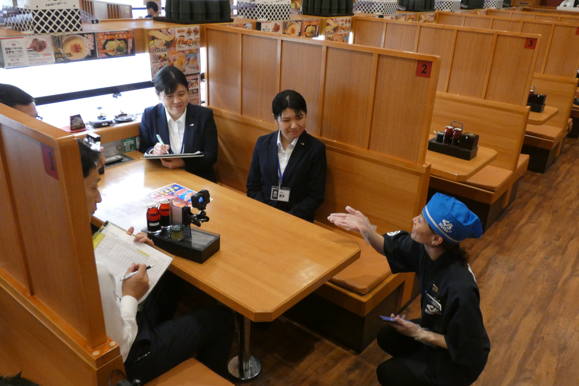 東貝塚店で行なわれた接客コンテストでのロールプレイング