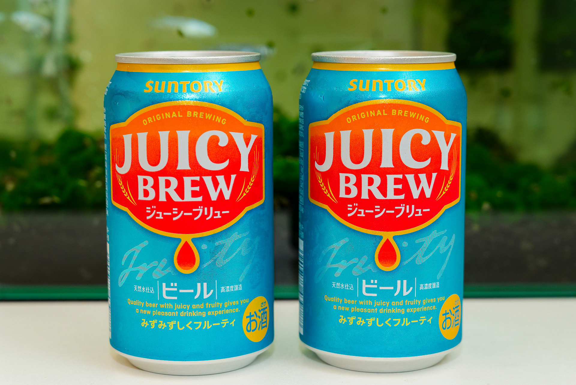 ブルーを背景にオレンジを基調とした柑橘系のデザイン