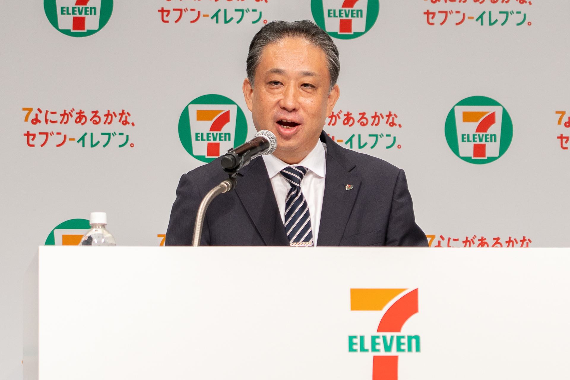 「新しいテレビCMとともに変化し、成長していくセブン-イレブンにどうぞご期待ください」とあいさつした株式会社セブン‐イレブン・ジャパン 代表取締役社長 阿久津知洋氏