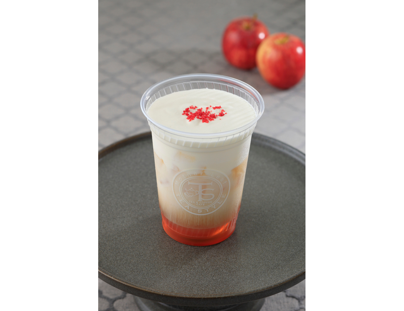 「芳醇アップルのクリームミルクティー」（Sサイズ590円/Rサイズ640円）