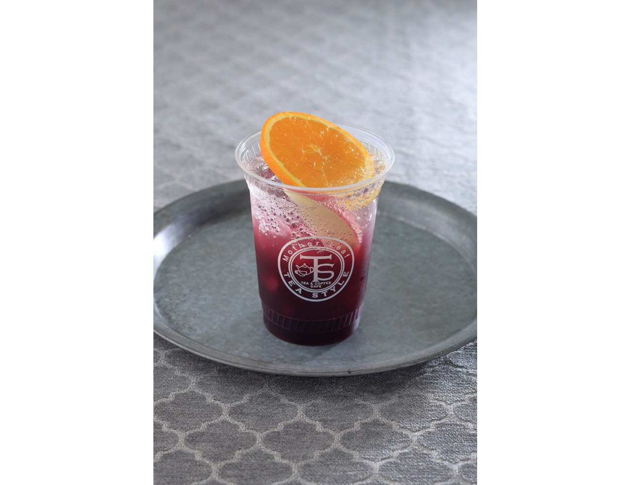 「オレンジと林檎の赤ぶどうソーダ（アイス）」（Sサイズ640円/Rサイズ690円）