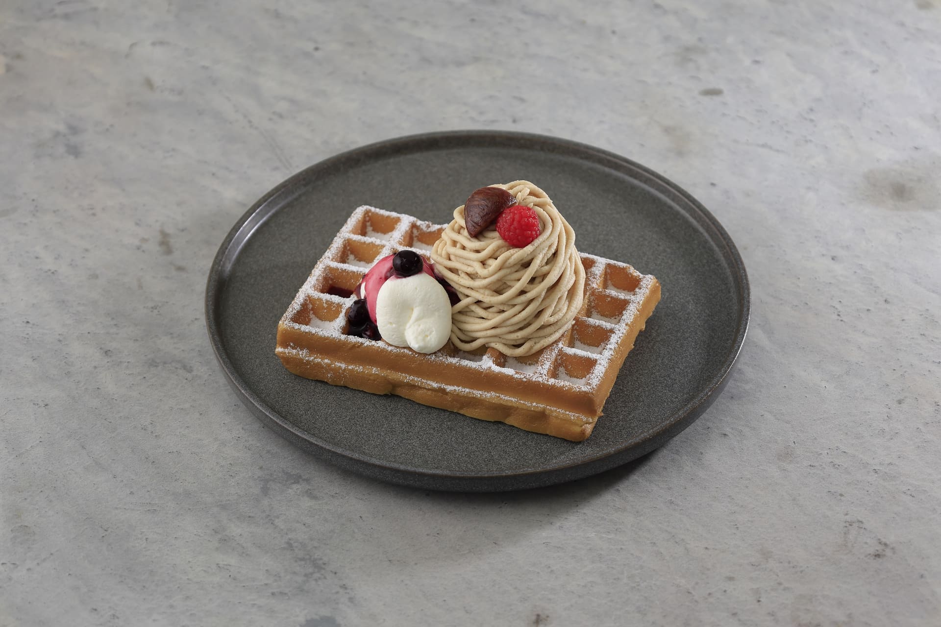 栗とベリーのモンブランワッフル