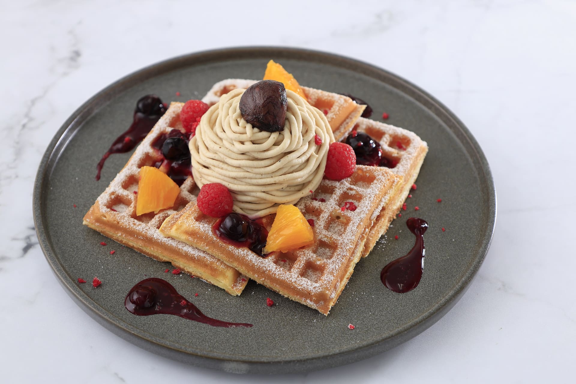 栗と果実のモンブランワッフル