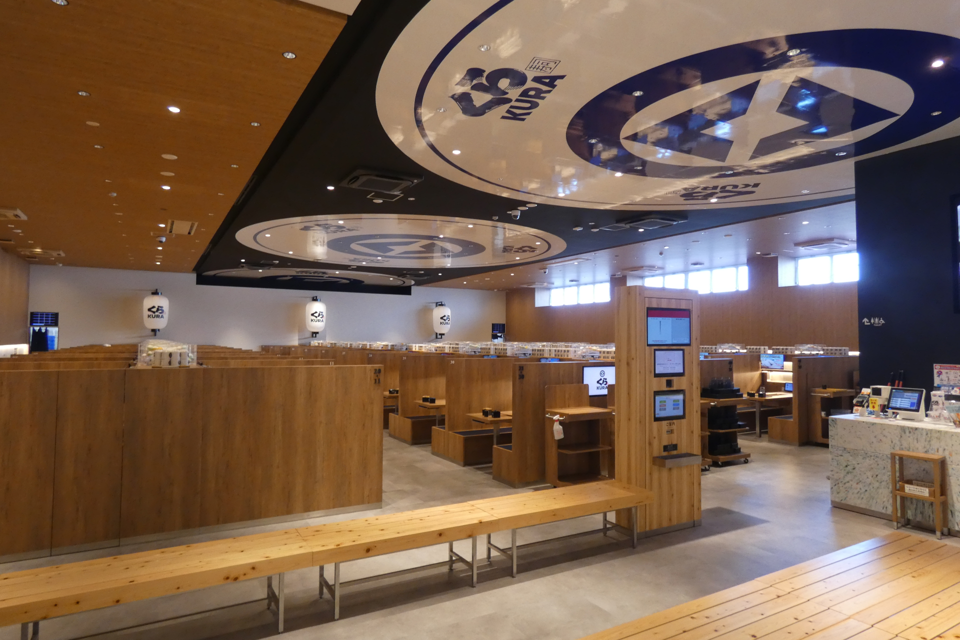 くら寿司最多の座席数と最長の回転ベルトを備える